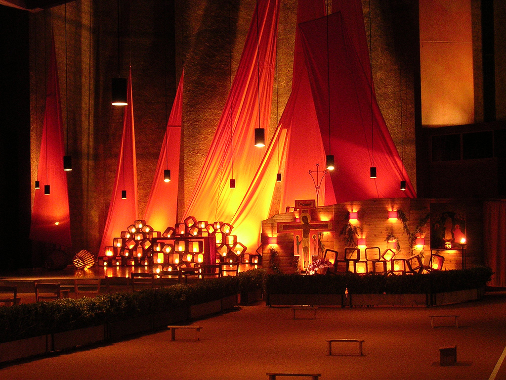 Zeit der Stille in der Versöhnungskirche in Taizé