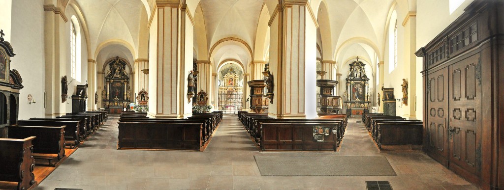Der hintere Kirchenraum: Eine romanische Hallenkirche: Drei gleich hohe und gleich breite Kirchenschiffe (leicht verzerrte Panorama-Fotografie) Der hintere Kirchenraum: Eine romanische Hallenkirche: Drei gleich hohe und gleich breite Kirchenschiffe (leicht verzerrte Panorama-Fotografie)