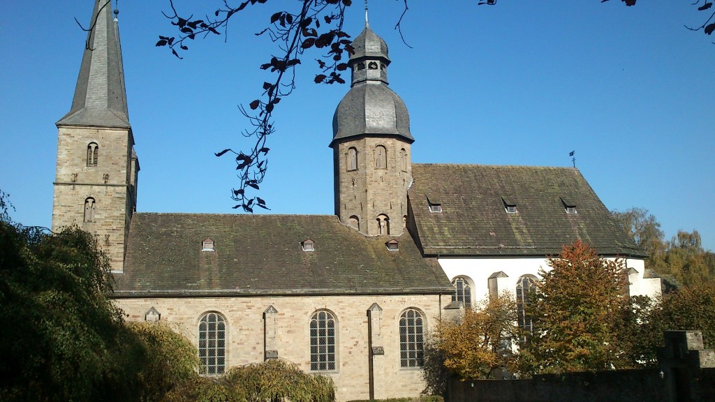 Ehemalige Abteikirche Marienmünster (gegründet 1128) Hinterer Teil romanisch - Vorderer Teil (hell) barocker Mönchschorraum (Blick aus Süden) Ehemalige Abteikirche Marienmünster (gegründet 1128) Hinterer Teil romanisch - Vorderer Teil (hell) barocker Mönchschorraum (Blick aus Süden)