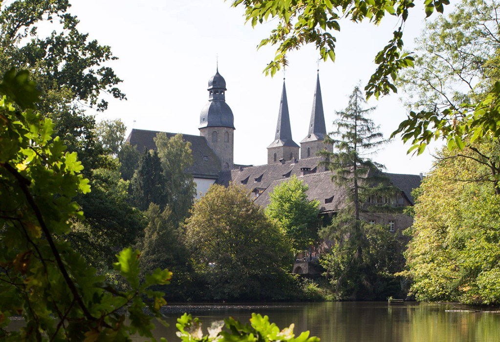 Blick vom Weiher (aus Nordosten) Blick vom Weiher (aus Nordosten)
